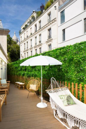 Отель Le Village Montmartre by Hiphophostels  Париж